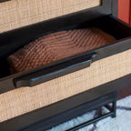 Commode à 3 tiroirs Gordon, Bois de manguier massif et cannage naturel, Pieds en métal noir, Style moderne de ferme