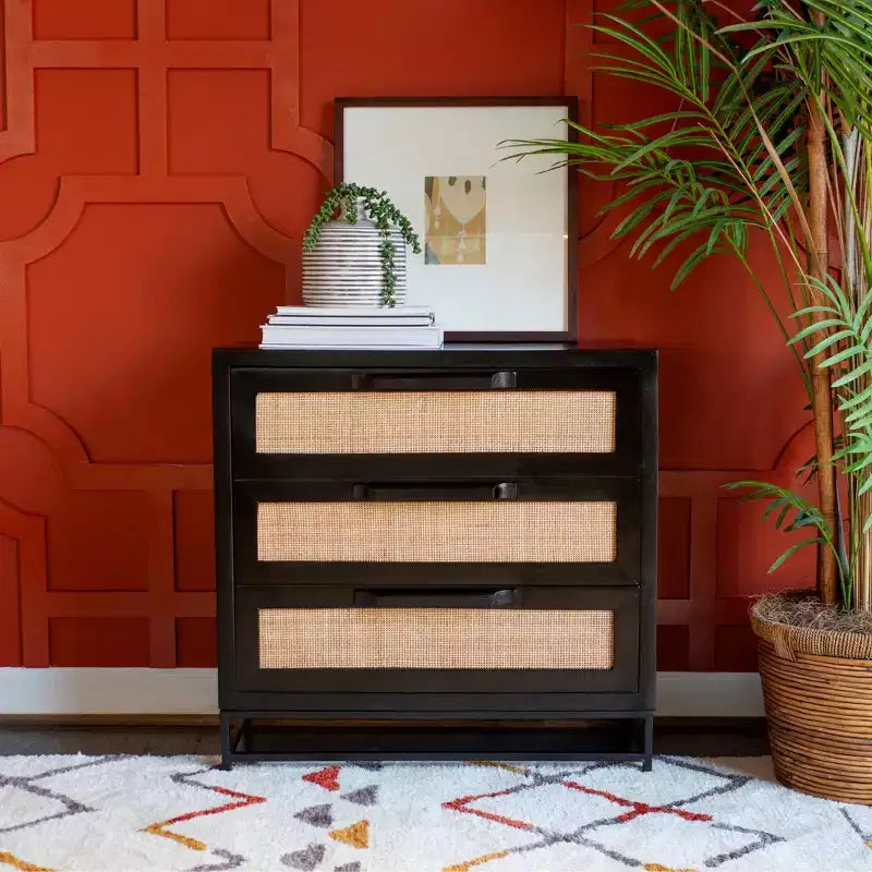 Commode à 3 tiroirs Gordon, Bois de manguier massif et cannage naturel, Pieds en métal noir, Style moderne de ferme