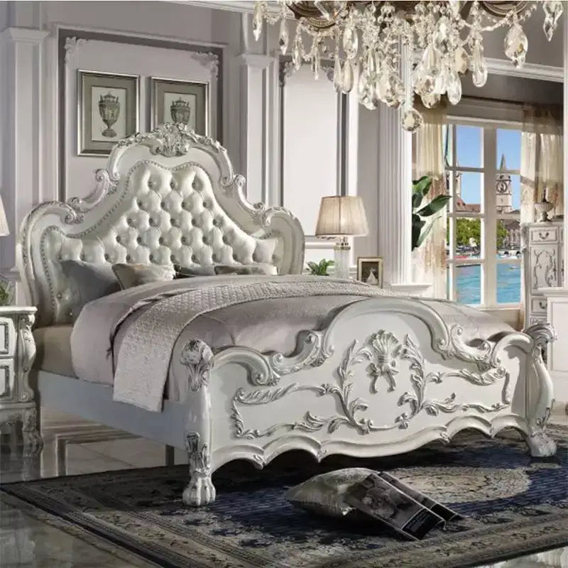 Lit King Size californien de 97", style Dresde, cuir synthétique et blanc cassé, design Rococo Camelback