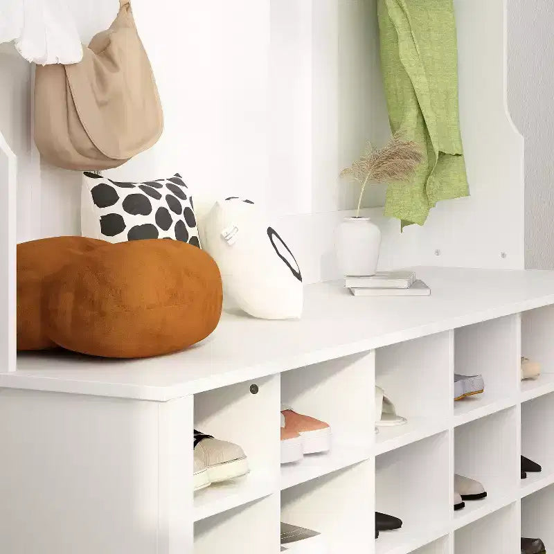 Meuble d'entrée blanc avec 18 casiers à chaussures, 160 cm de large, patères et rangement d'entrée
