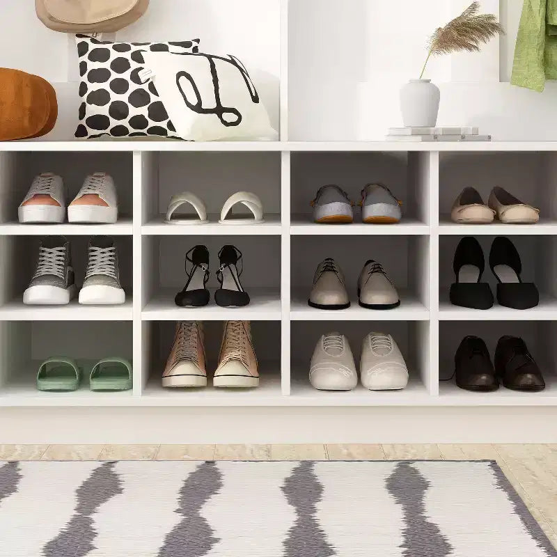 Meuble d'entrée blanc avec 18 casiers à chaussures, 160 cm de large, patères et rangement d'entrée