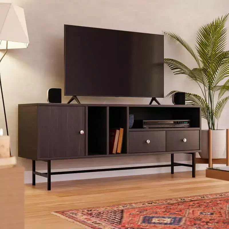 Meuble TV Rochester avec cadre en bois, rangement fermé et pieds en fer noir, meuble de divertissement moderne
