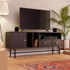Meuble TV Rochester avec cadre en bois, rangement fermé et pieds en fer noir, meuble de divertissement moderne