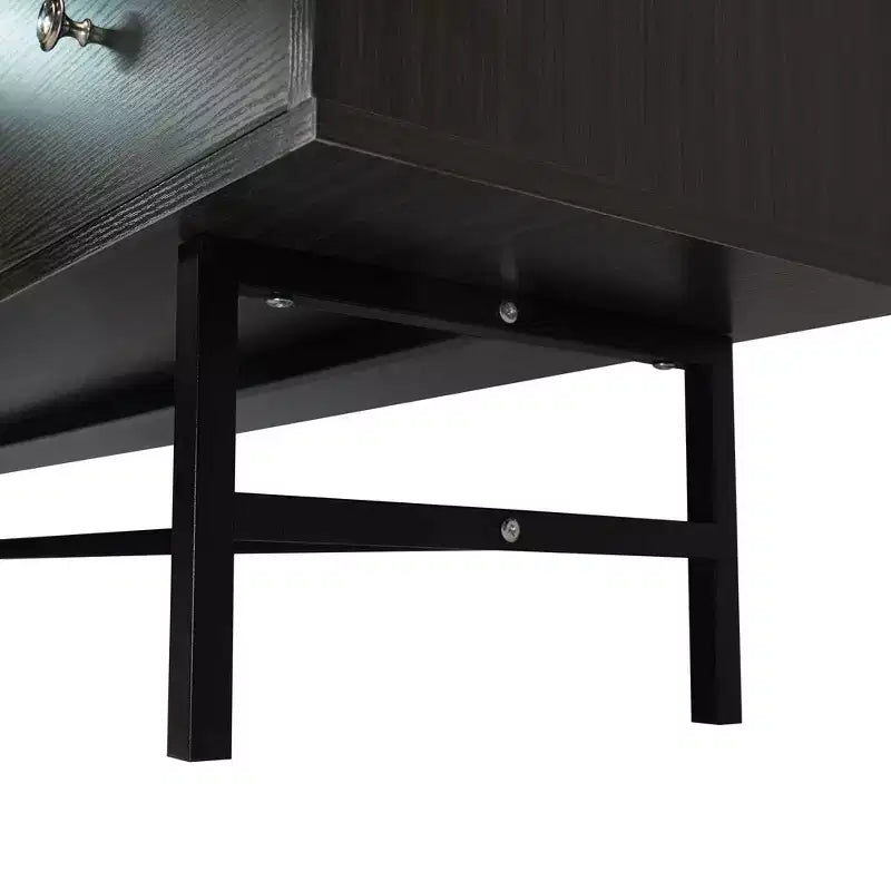 Meuble TV Rochester avec cadre en bois, rangement fermé et pieds en fer noir, meuble de divertissement moderne
